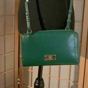 Ralph Lauren  -Green oversized crossbody wallet with full zipper closing. Sz OS